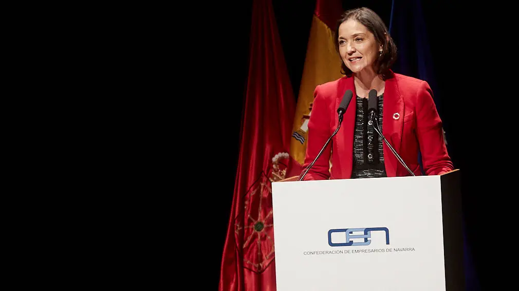 El Rey Felipe VI de Borbón entrega en Baluarte la Medalla de Oro de la CEN al empresario Manuel Torres. IÑIGO ALZUGARAY