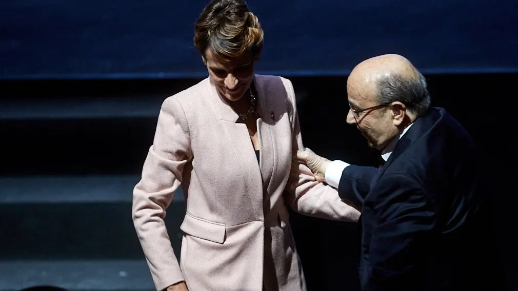 El Rey Felipe VI de Borbón entrega en Baluarte la Medalla de Oro de la CEN al empresario Manuel Torres. IÑIGO ALZUGARAY