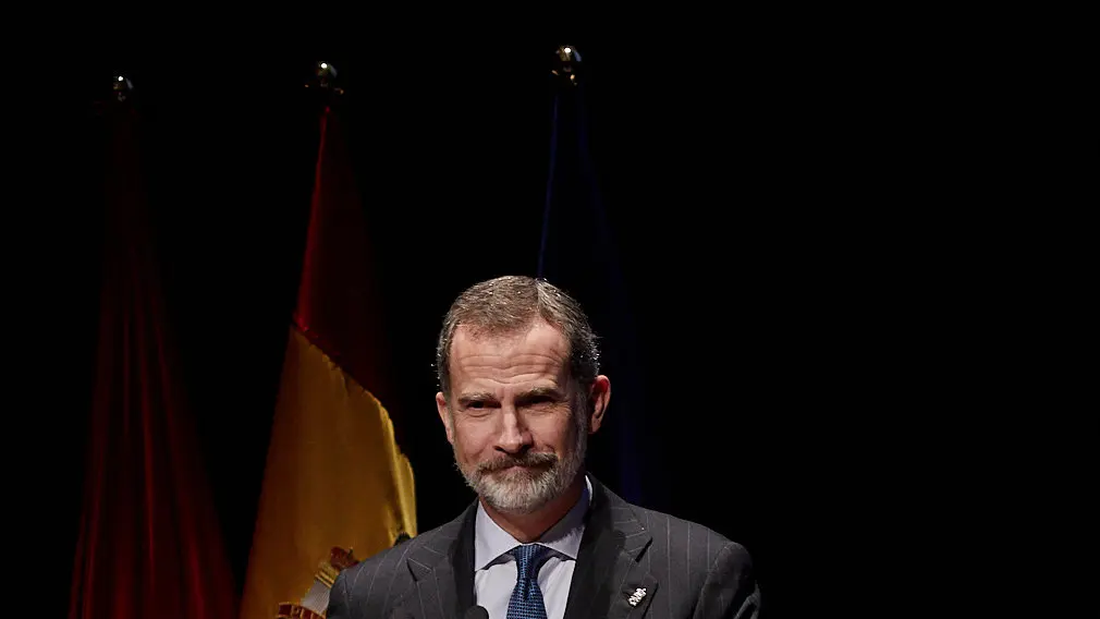 El Rey Felipe VI de Borbón entrega en Baluarte la Medalla de Oro de la CEN al empresario Manuel Torres. IÑIGO ALZUGARAY