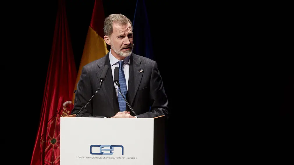 El Rey Felipe VI de Borbón entrega en Baluarte la Medalla de Oro de la CEN al empresario Manuel Torres. IÑIGO ALZUGARAY