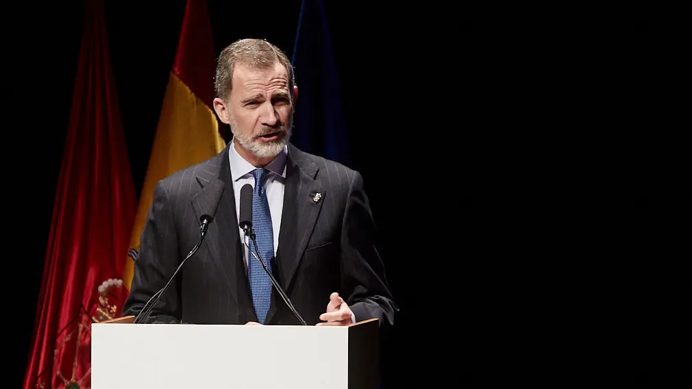 El Rey Felipe VI de Borbón entrega en Baluarte la Medalla de Oro de la CEN al empresario Manuel Torres. IÑIGO ALZUGARAY