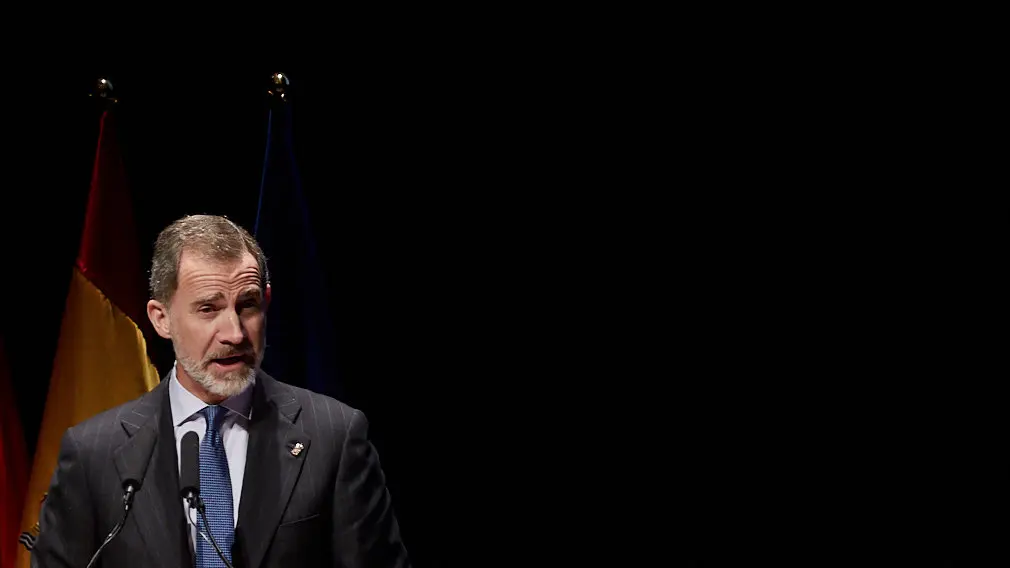 El Rey Felipe VI de Borbón entrega en Baluarte la Medalla de Oro de la CEN al empresario Manuel Torres. IÑIGO ALZUGARAY
