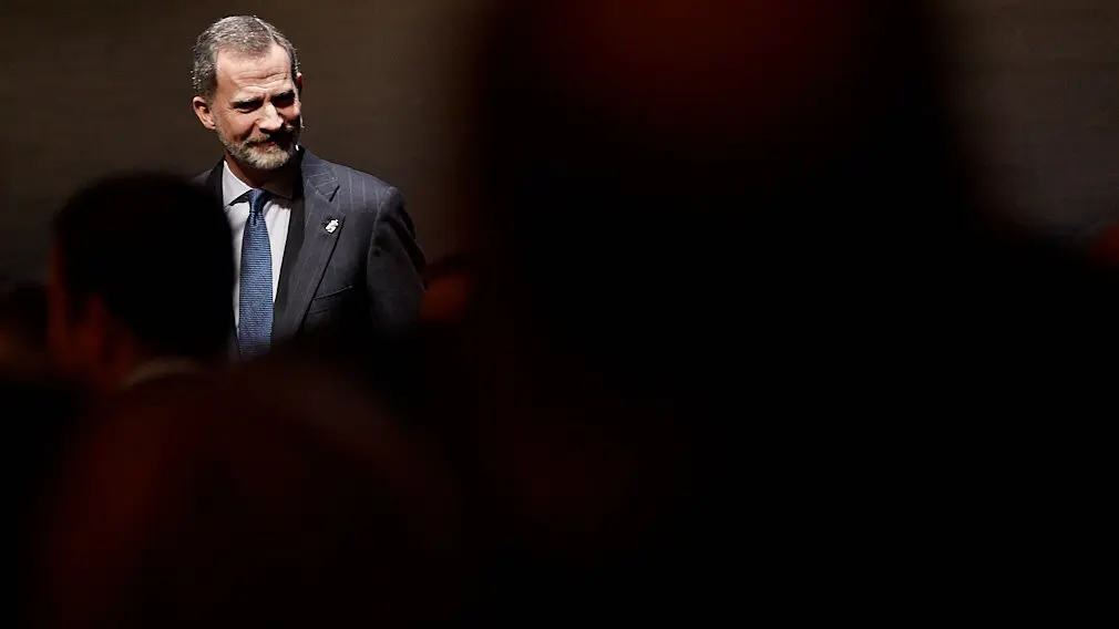 El Rey Felipe VI de Borbón entrega en Baluarte la Medalla de Oro de la CEN al empresario Manuel Torres. IÑIGO ALZUGARAY
