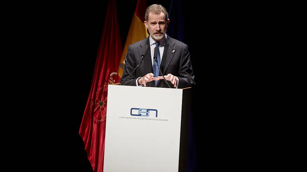 El Rey Felipe VI de Borbón entrega en Baluarte la Medalla de Oro de la CEN al empresario Manuel Torres. IÑIGO ALZUGARAY