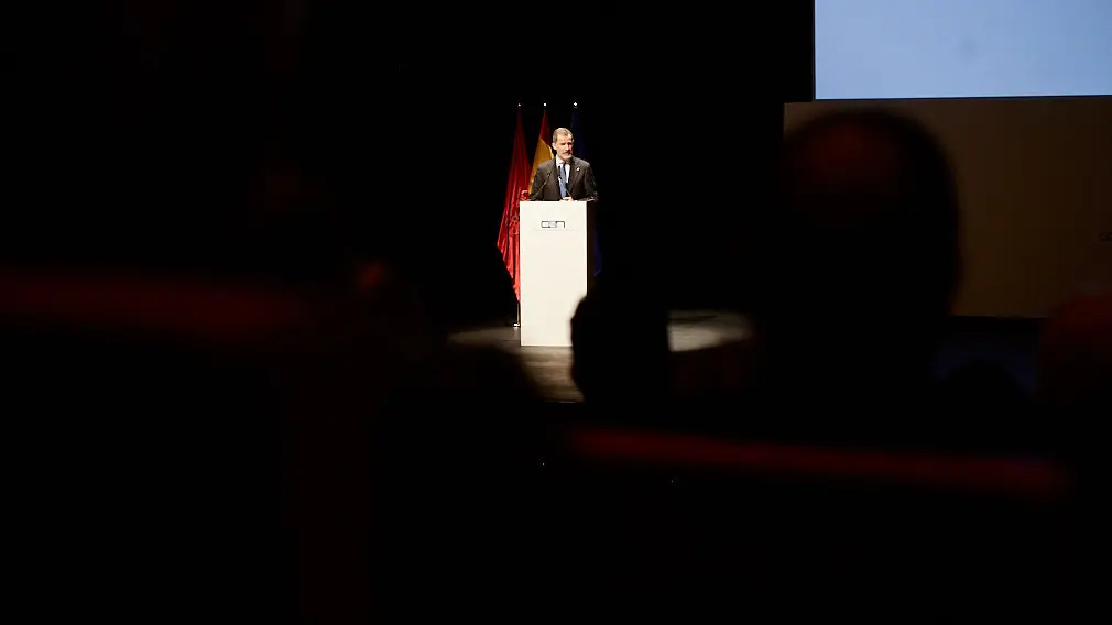 El Rey Felipe VI de Borbón entrega en Baluarte la Medalla de Oro de la CEN al empresario Manuel Torres. IÑIGO ALZUGARAY