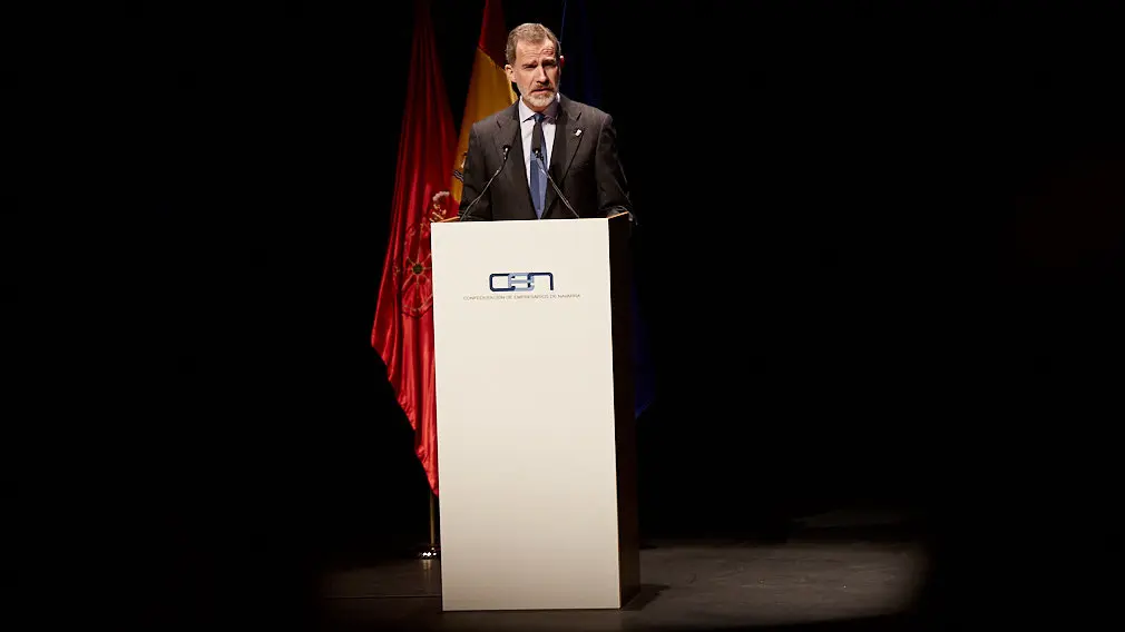 El Rey Felipe VI de Borbón entrega en Baluarte la Medalla de Oro de la CEN al empresario Manuel Torres. IÑIGO ALZUGARAY