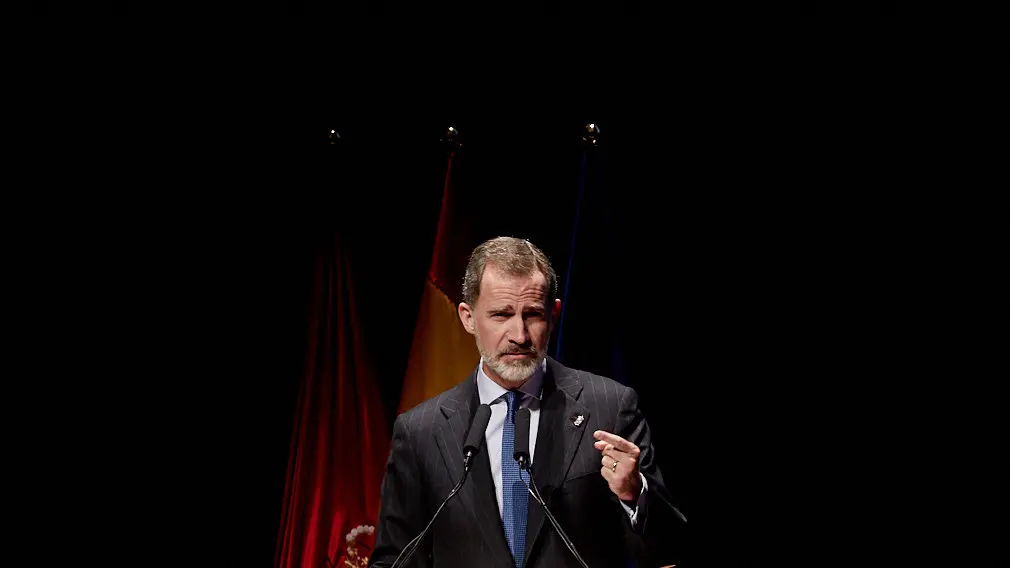 El Rey Felipe VI de Borbón entrega en Baluarte la Medalla de Oro de la CEN al empresario Manuel Torres. IÑIGO ALZUGARAY