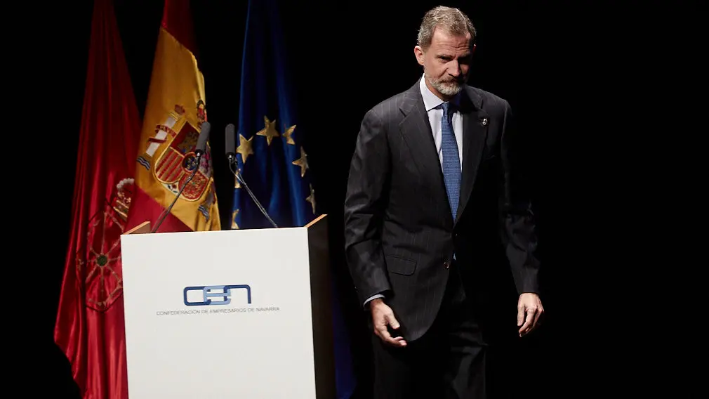 El Rey Felipe VI de Borbón entrega en Baluarte la Medalla de Oro de la CEN al empresario Manuel Torres. IÑIGO ALZUGARAY