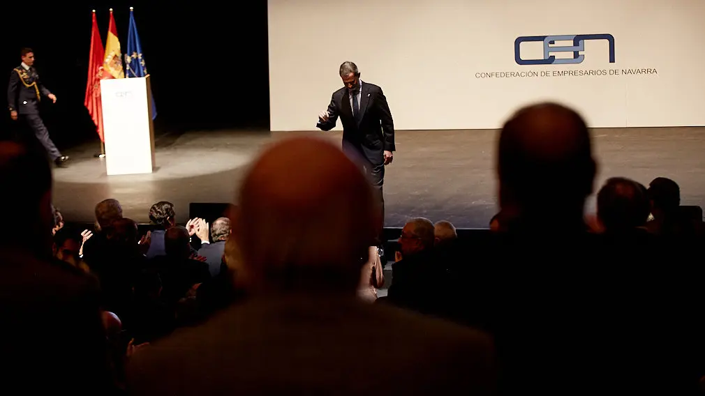 El Rey Felipe VI de Borbón entrega en Baluarte la Medalla de Oro de la CEN al empresario Manuel Torres. IÑIGO ALZUGARAY