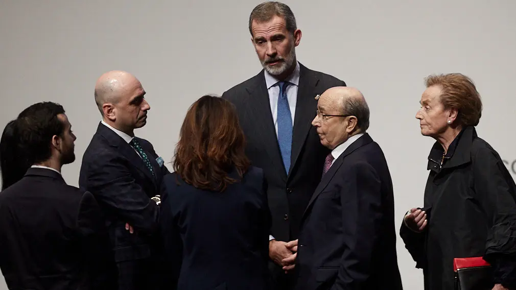 El Rey Felipe VI de Borbón entrega en Baluarte la Medalla de Oro de la CEN al empresario Manuel Torres. IÑIGO ALZUGARAY