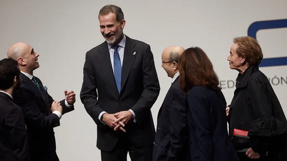 El Rey Felipe VI de Borbón entrega en Baluarte la Medalla de Oro de la CEN al empresario Manuel Torres. IÑIGO ALZUGARAY