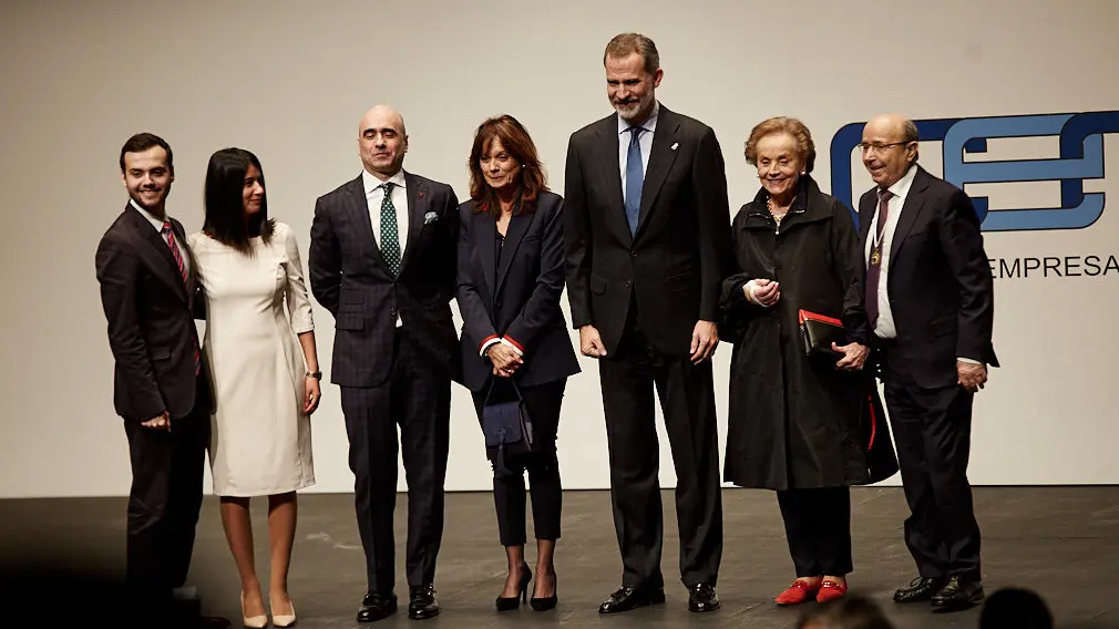 El Rey Felipe VI de Borbón entrega en Baluarte la Medalla de Oro de la CEN al empresario Manuel Torres. IÑIGO ALZUGARAY