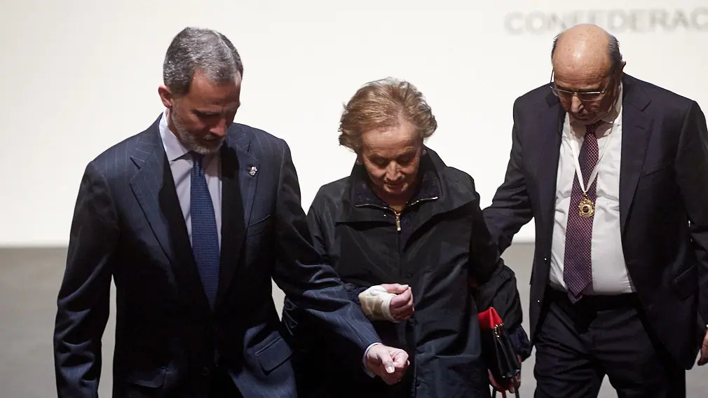 El Rey Felipe VI de Borbón entrega en Baluarte la Medalla de Oro de la CEN al empresario Manuel Torres. IÑIGO ALZUGARAY