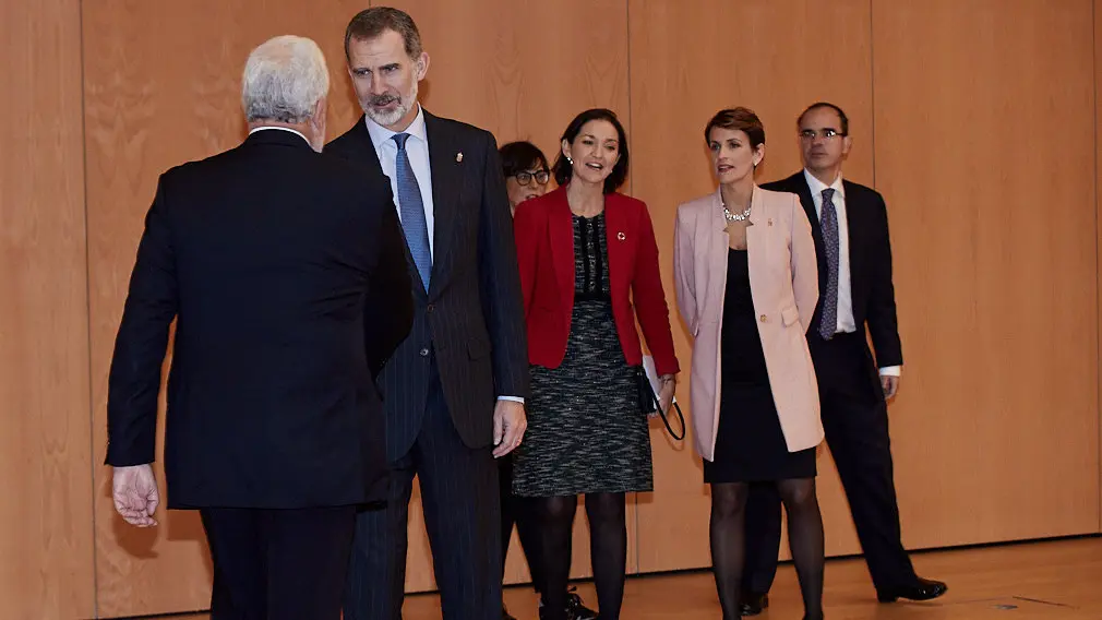 El Rey Felipe VI de Borbón entrega en Baluarte la Medalla de Oro de la CEN al empresario Manuel Torres. IÑIGO ALZUGARAY