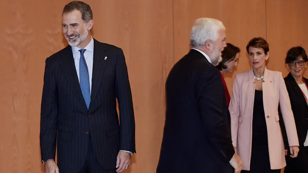 El Rey Felipe VI de Borbón entrega en Baluarte la Medalla de Oro de la CEN al empresario Manuel Torres. IÑIGO ALZUGARAY