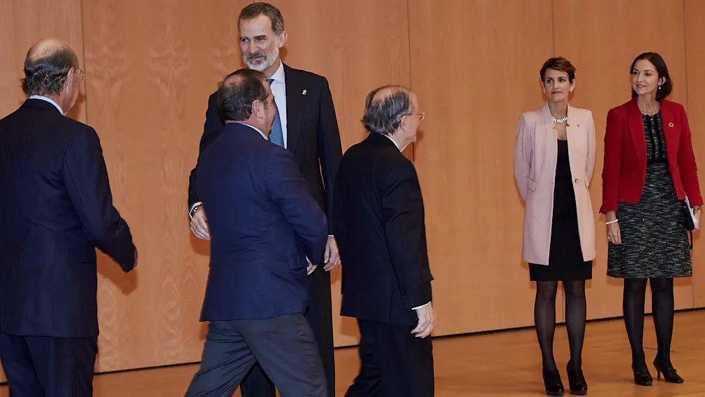 El Rey Felipe VI de Borbón entrega en Baluarte la Medalla de Oro de la CEN al empresario Manuel Torres. IÑIGO ALZUGARAY