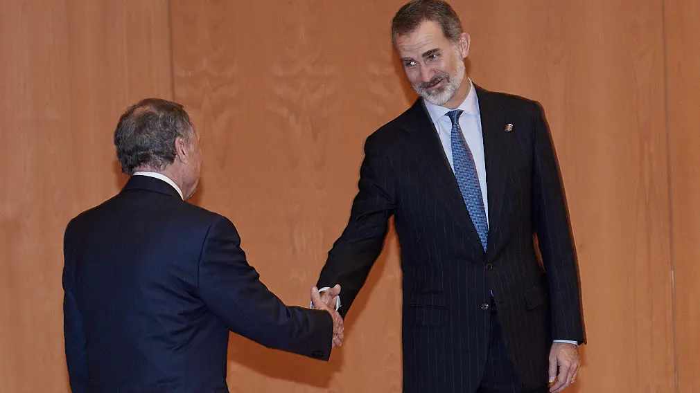 El Rey Felipe VI de Borbón entrega en Baluarte la Medalla de Oro de la CEN al empresario Manuel Torres. IÑIGO ALZUGARAY
