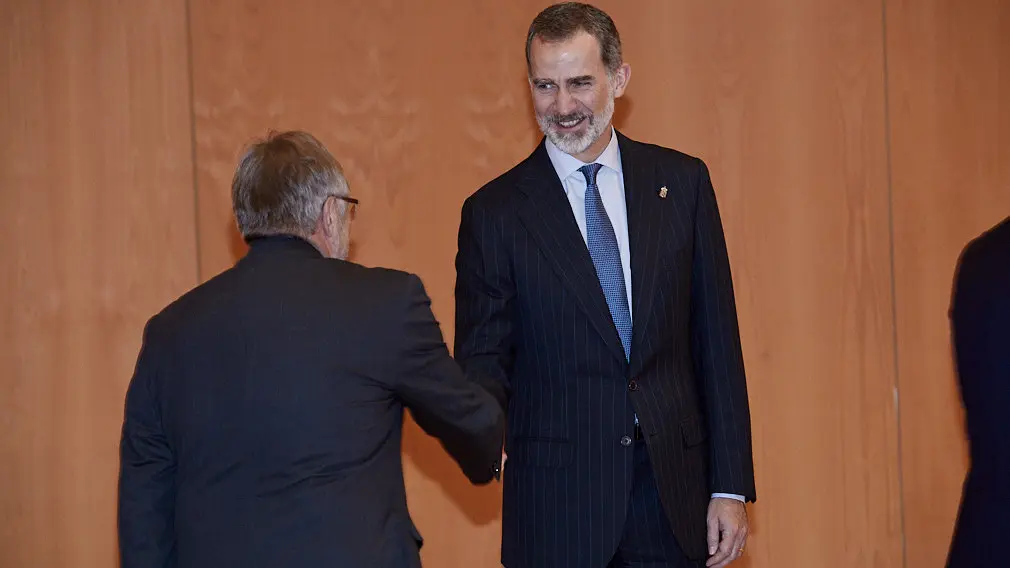 El Rey Felipe VI de Borbón entrega en Baluarte la Medalla de Oro de la CEN al empresario Manuel Torres. IÑIGO ALZUGARAY