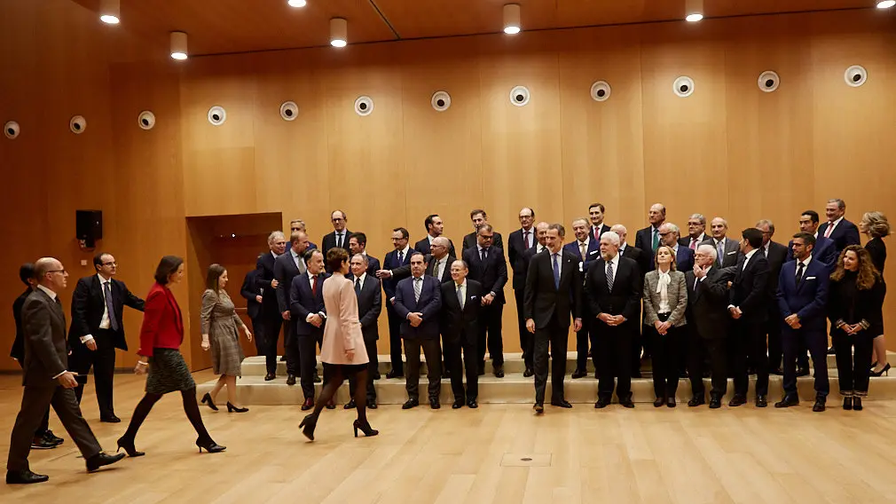 El Rey Felipe VI de Borbón entrega en Baluarte la Medalla de Oro de la CEN al empresario Manuel Torres. IÑIGO ALZUGARAY