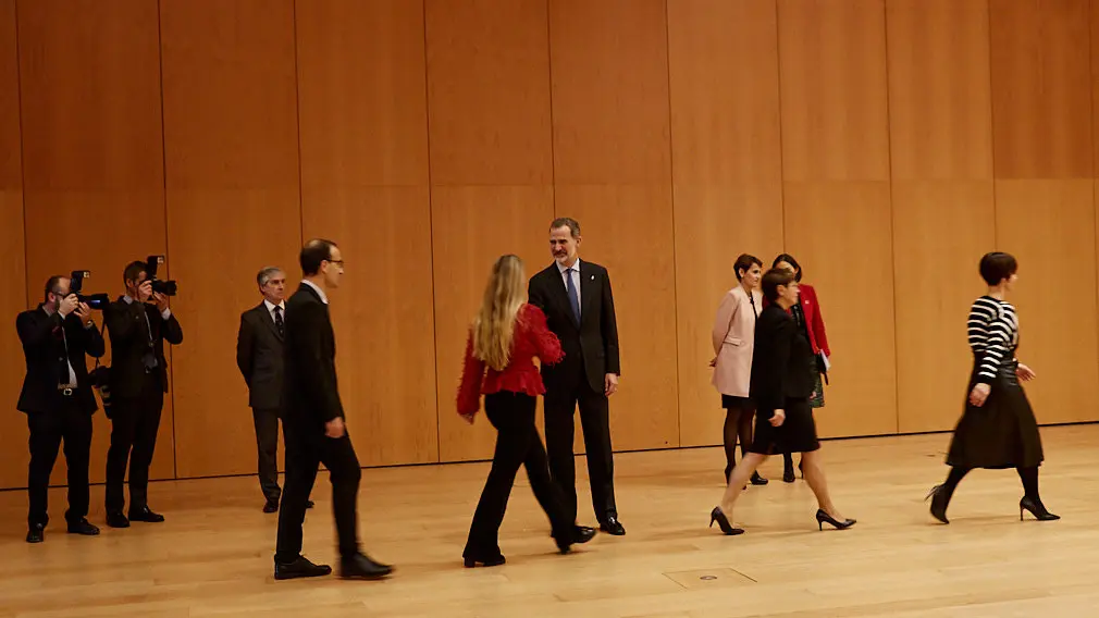 El Rey Felipe VI de Borbón entrega en Baluarte la Medalla de Oro de la CEN al empresario Manuel Torres. IÑIGO ALZUGARAY