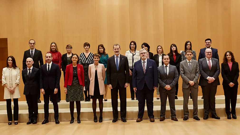 El Rey Felipe VI de Borbón entrega en Baluarte la Medalla de Oro de la CEN al empresario Manuel Torres. IÑIGO ALZUGARAY
