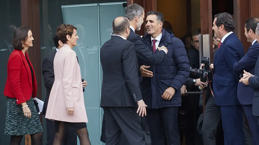 El Rey Felipe VI de Borbón entrega en Baluarte la Medalla de Oro de la CEN al empresario Manuel Torres. IÑIGO ALZUGARAY