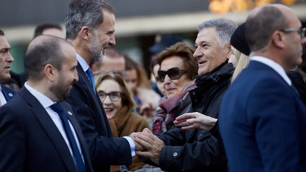 El Rey Felipe VI de Borbón entrega en Baluarte la Medalla de Oro de la CEN al empresario Manuel Torres. IÑIGO ALZUGARAY