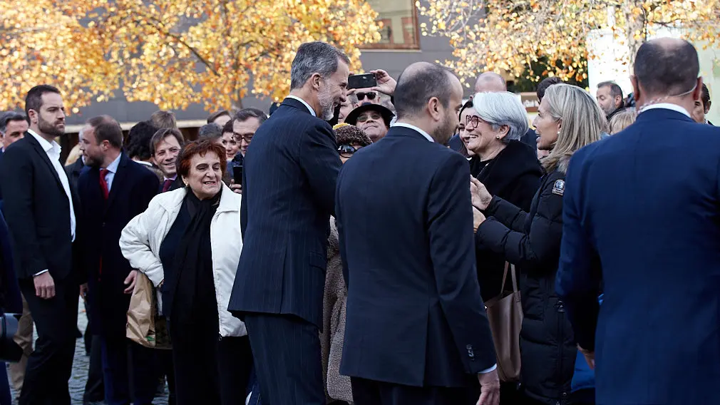El Rey Felipe VI de Borbón entrega en Baluarte la Medalla de Oro de la CEN al empresario Manuel Torres. IÑIGO ALZUGARAY