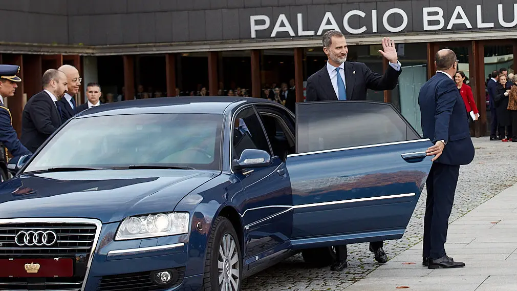 El Rey Felipe VI de Borbón entrega en Baluarte la Medalla de Oro de la CEN al empresario Manuel Torres. IÑIGO ALZUGARAY