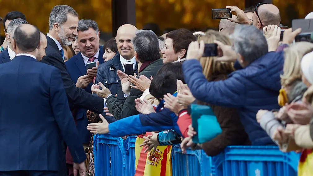 El Rey Felipe VI de Borbón entrega en Baluarte la Medalla de Oro de la CEN al empresario Manuel Torres. IÑIGO ALZUGARAY