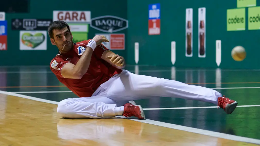 Ezkurdia y Martija se enfrentan a Jaka y Zabaleta en el frontón Labrit de Pamplona. PABLO LASAOSA