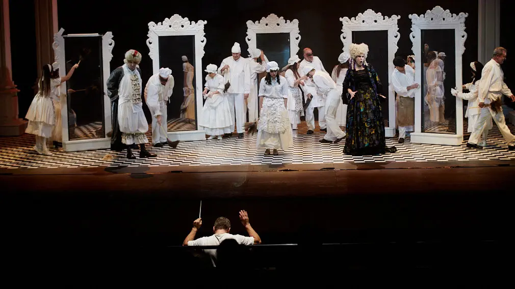 Ensayo general de 'El traje nuevo del Emperador' de la Ópera de Cámara de Navarra en Baluarte. IÑIGO ALZUGARAY