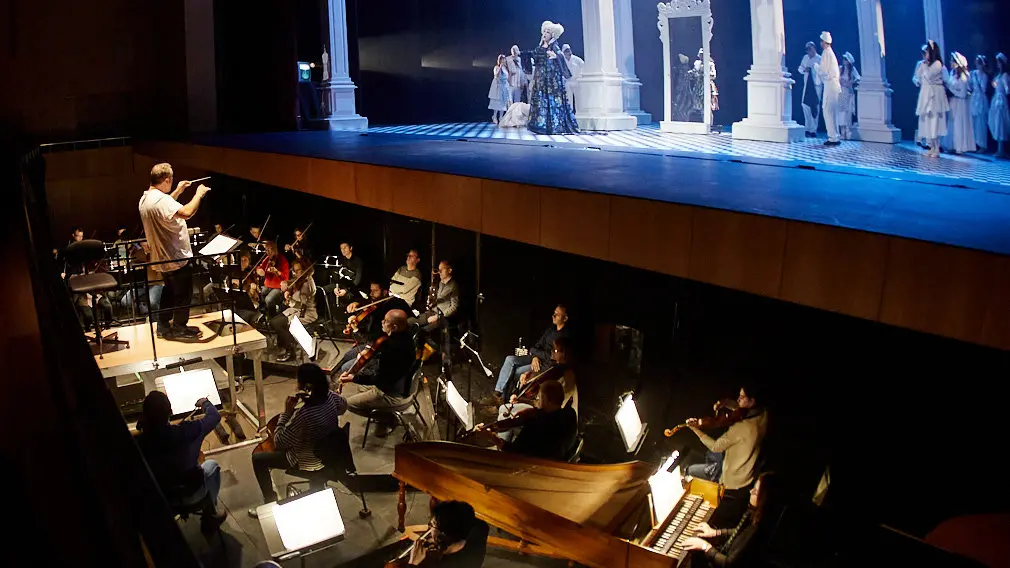 Ensayo general de 'El traje nuevo del Emperador' de la Ópera de Cámara de Navarra en Baluarte. IÑIGO ALZUGARAY