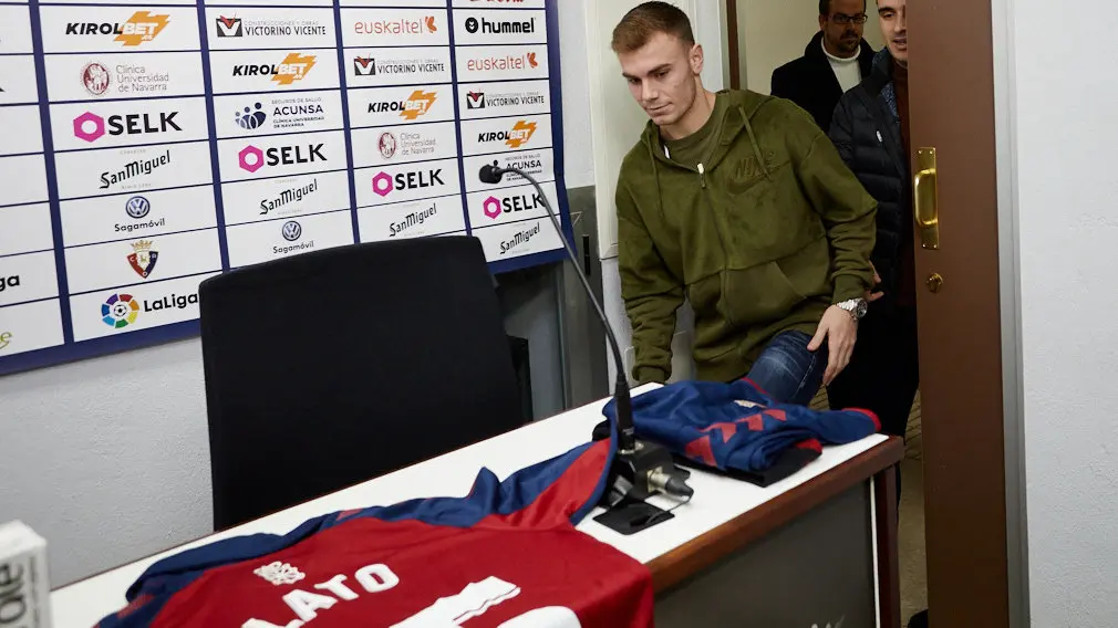Presentación de Toni Lato como nuevo jugador de Osasuna. IÑIGO ALZUGARAY