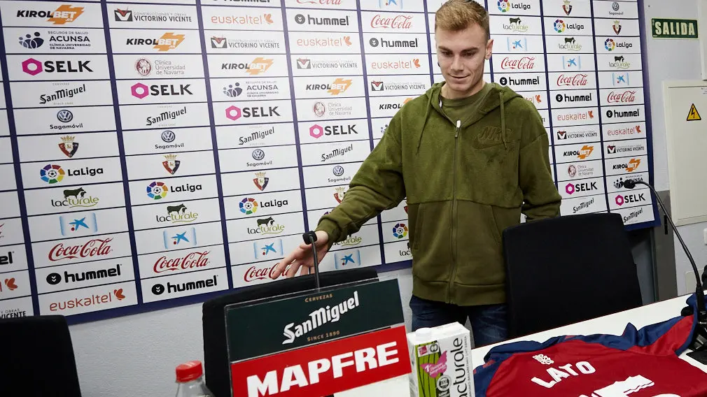 Presentación de Toni Lato como nuevo jugador de Osasuna. IÑIGO ALZUGARAY