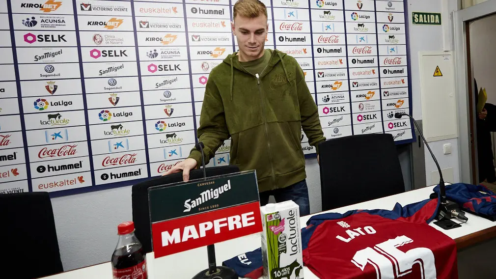 Presentación de Toni Lato como nuevo jugador de Osasuna. IÑIGO ALZUGARAY
