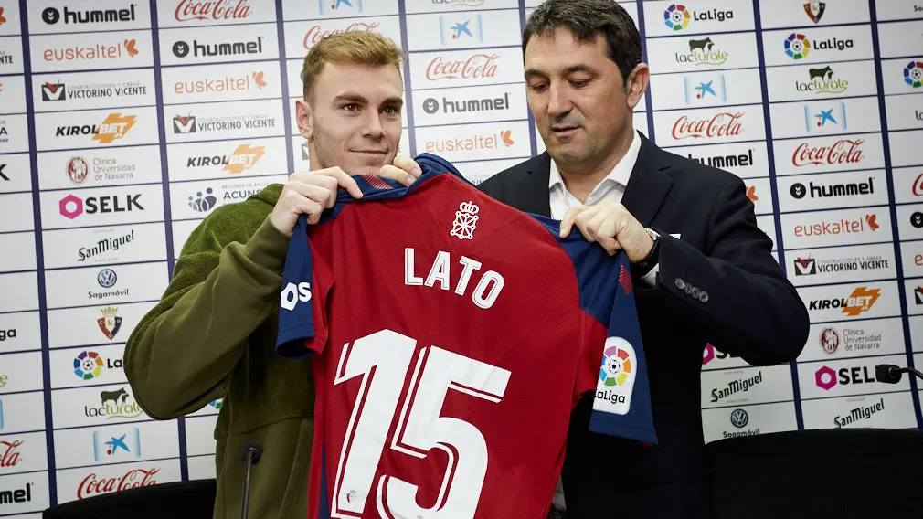 Presentación de Toni Lato como nuevo jugador de Osasuna. IÑIGO ALZUGARAY