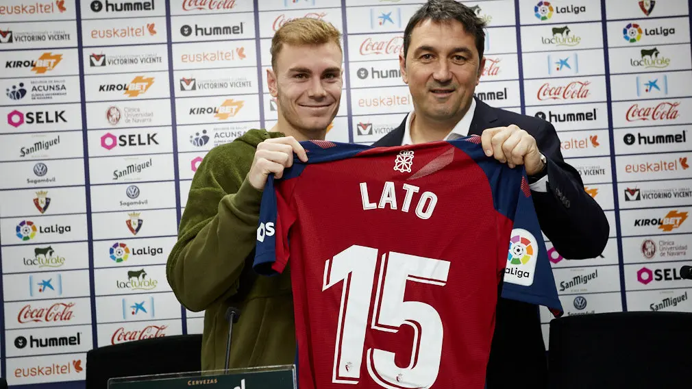 Presentación de Toni Lato como nuevo jugador de Osasuna. IÑIGO ALZUGARAY