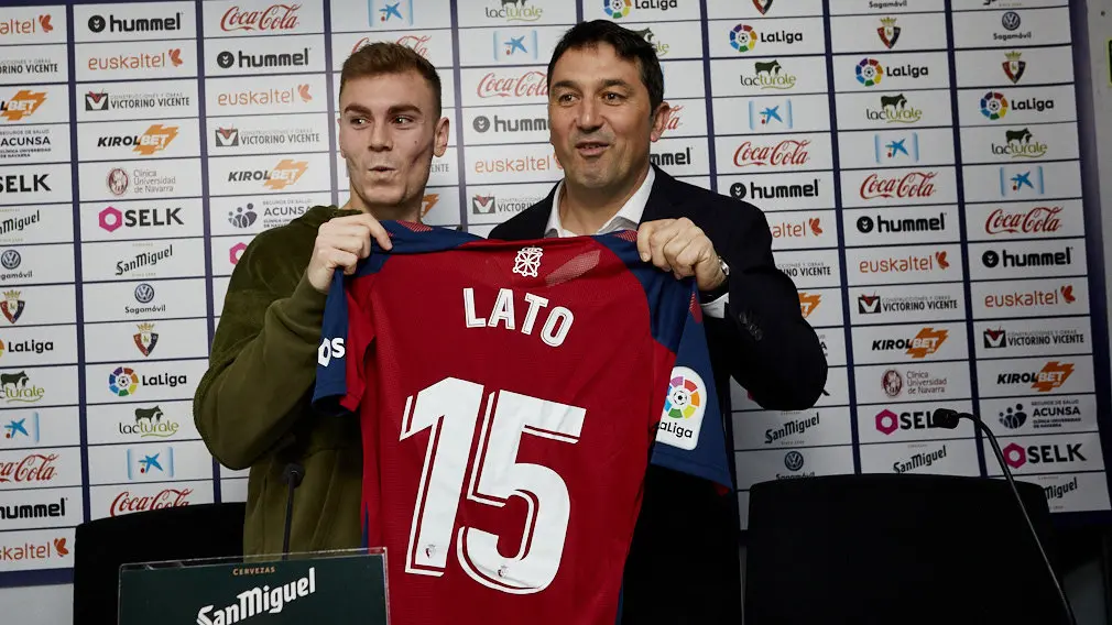 Presentación de Toni Lato como nuevo jugador de Osasuna. IÑIGO ALZUGARAY