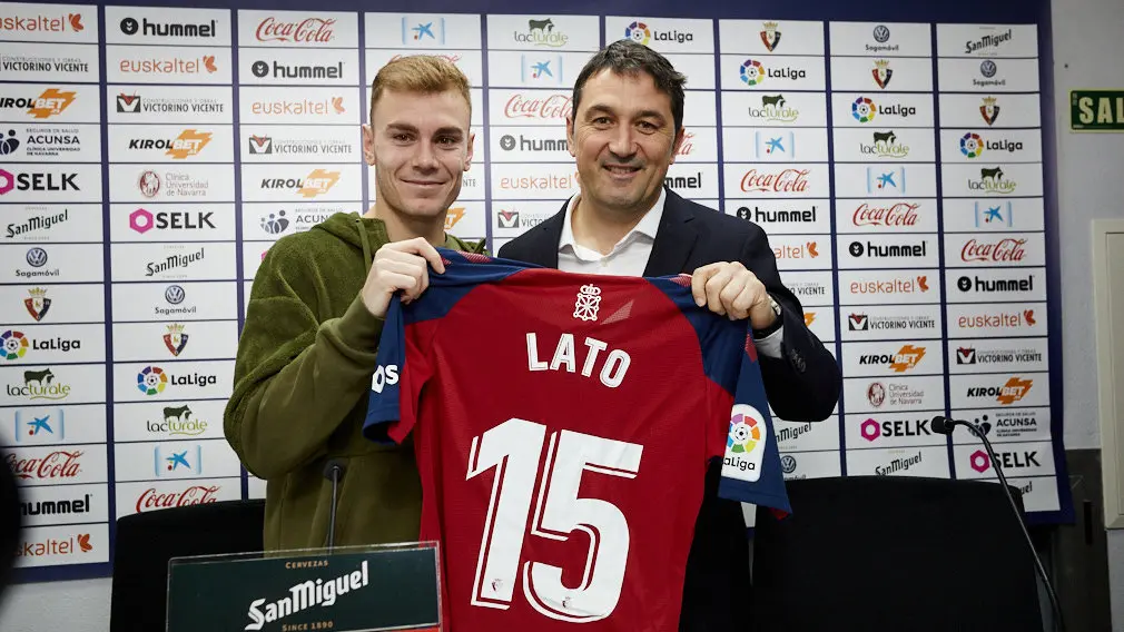 Presentación de Toni Lato como nuevo jugador de Osasuna. IÑIGO ALZUGARAY