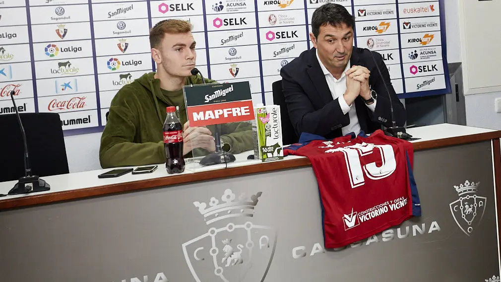 Presentación de Toni Lato como nuevo jugador de Osasuna. IÑIGO ALZUGARAY