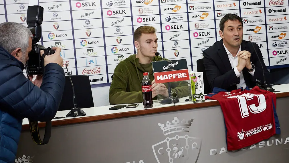 Presentación de Toni Lato como nuevo jugador de Osasuna. IÑIGO ALZUGARAY