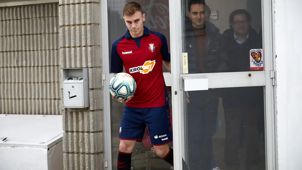 Presentación de Toni Lato como nuevo jugador de Osasuna. IÑIGO ALZUGARAY