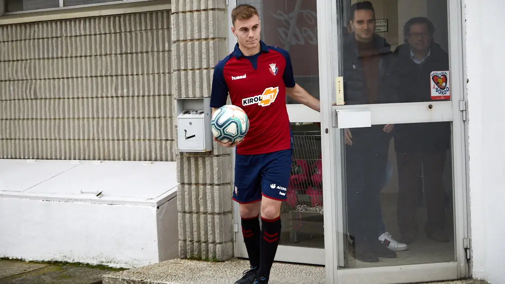 Presentación de Toni Lato como nuevo jugador de Osasuna. IÑIGO ALZUGARAY