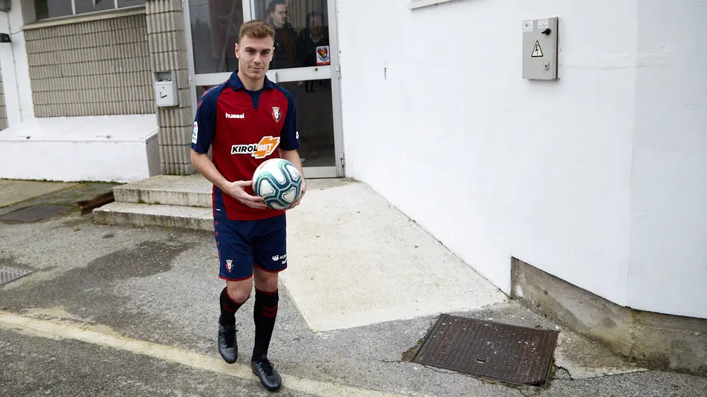 Presentación de Toni Lato como nuevo jugador de Osasuna. IÑIGO ALZUGARAY