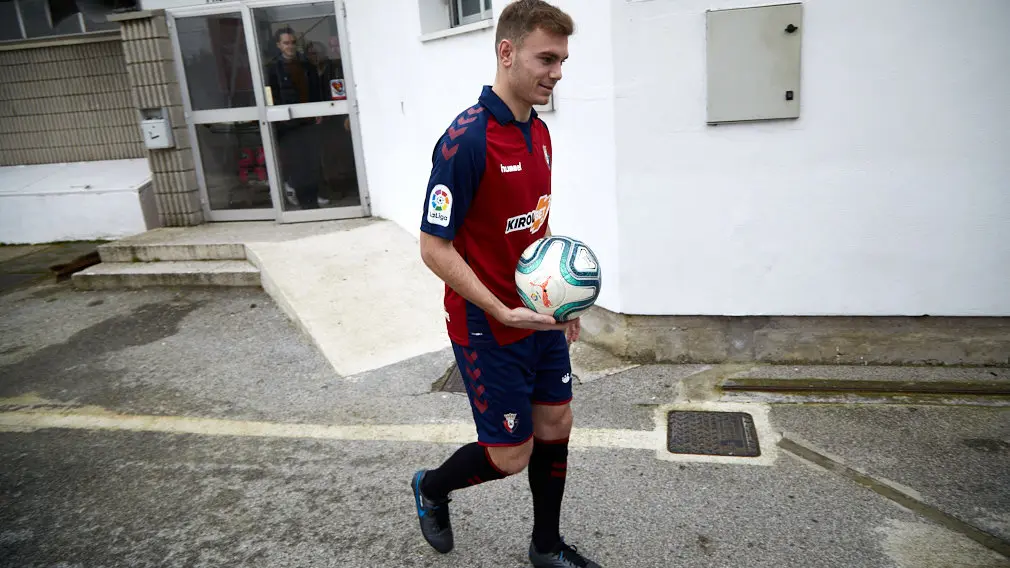 Presentación de Toni Lato como nuevo jugador de Osasuna. IÑIGO ALZUGARAY