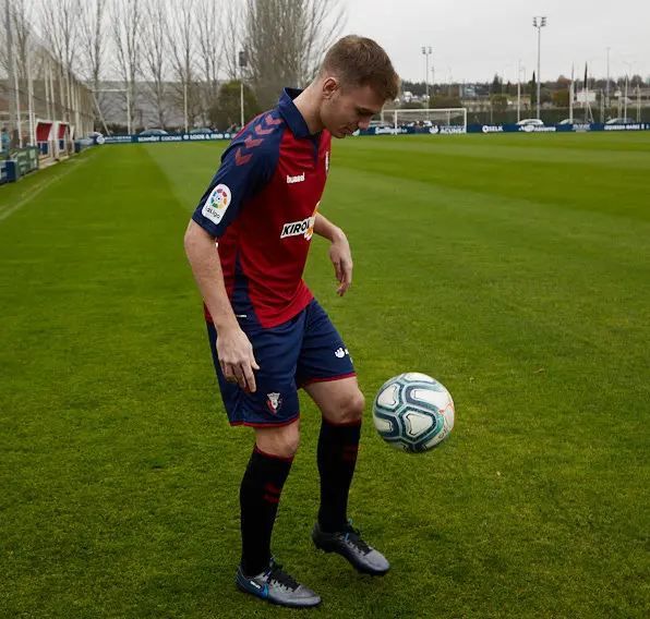 Presentación de Toni Lato como nuevo jugador de Osasuna. IÑIGO ALZUGARAY