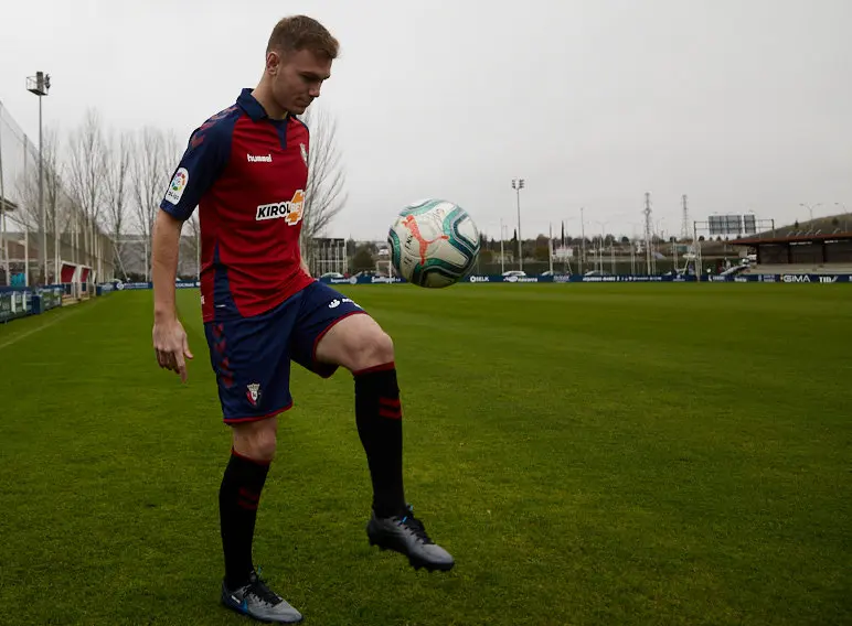 Presentación de Toni Lato como nuevo jugador de Osasuna. IÑIGO ALZUGARAY