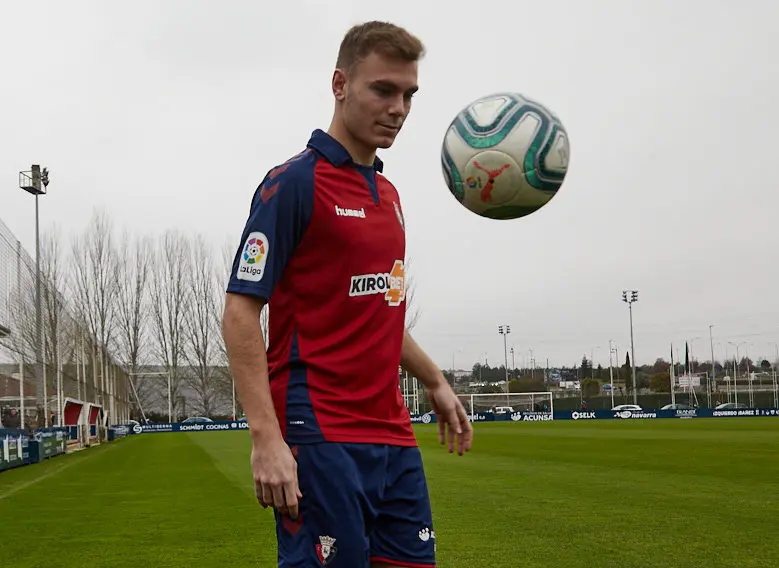 Presentación de Toni Lato como nuevo jugador de Osasuna. IÑIGO ALZUGARAY