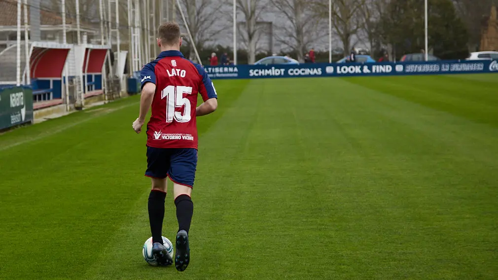 Presentación de Toni Lato como nuevo jugador de Osasuna. IÑIGO ALZUGARAY